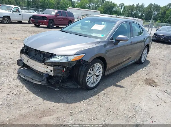 4T1B11HK8JU019208 2018 TOYOTA CAMRY - Image 2