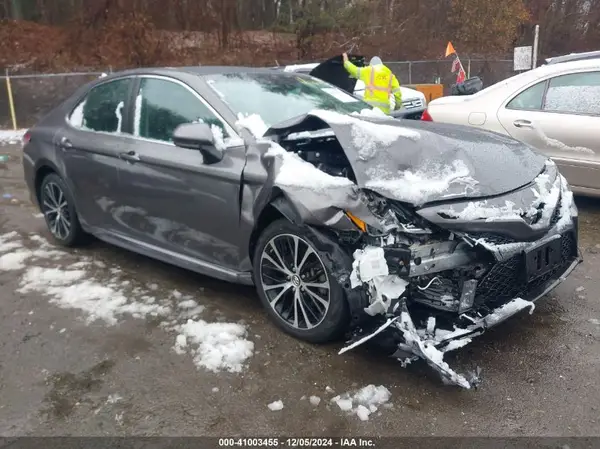 4T1B11HK8JU019564 2018 TOYOTA CAMRY - Image 1