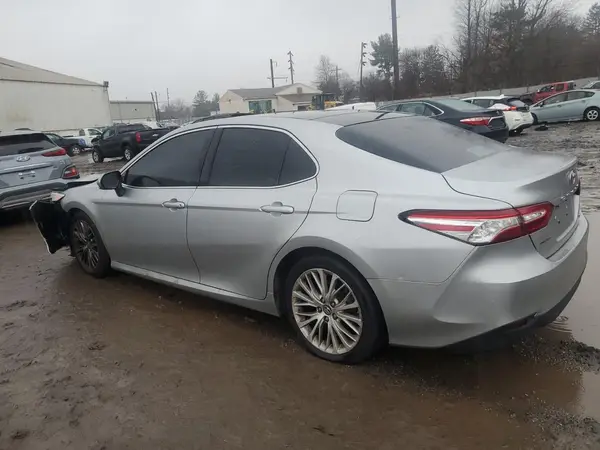 4T1B11HK8JU019807 2018 TOYOTA CAMRY - Image 2