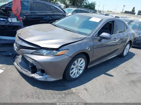 4T1B11HK8JU020438 2018 TOYOTA CAMRY - Image 2