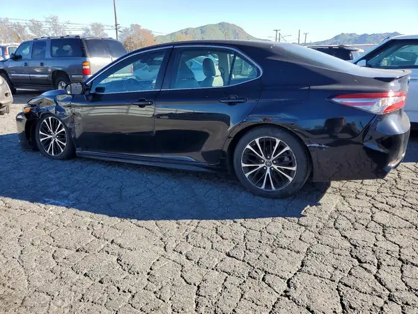 4T1B11HK8JU023937 2018 TOYOTA CAMRY - Image 2