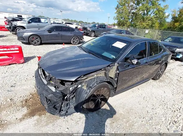 4T1B11HK8JU024800 2018 TOYOTA CAMRY - Image 2