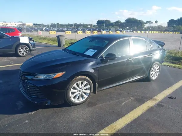 4T1B11HK8JU025462 2018 TOYOTA CAMRY - Image 2