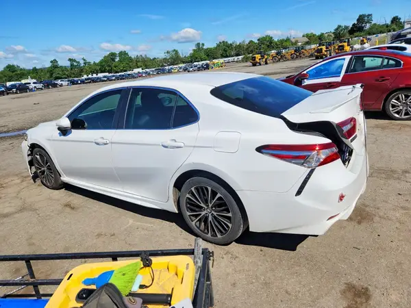 4T1B11HK8JU028085 2018 TOYOTA CAMRY - Image 2
