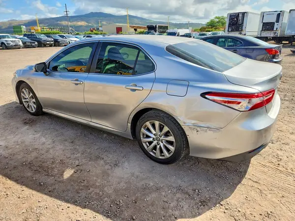 4T1B11HK8JU031083 2018 TOYOTA CAMRY - Image 2