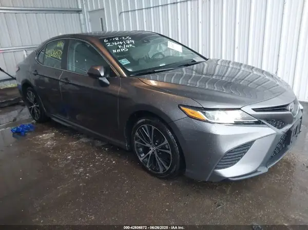 4T1B11HK8JU031102 2018 TOYOTA CAMRY - Image 1