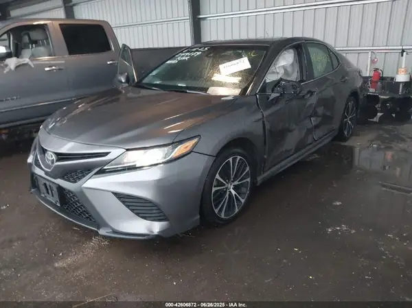 4T1B11HK8JU031102 2018 TOYOTA CAMRY - Image 2