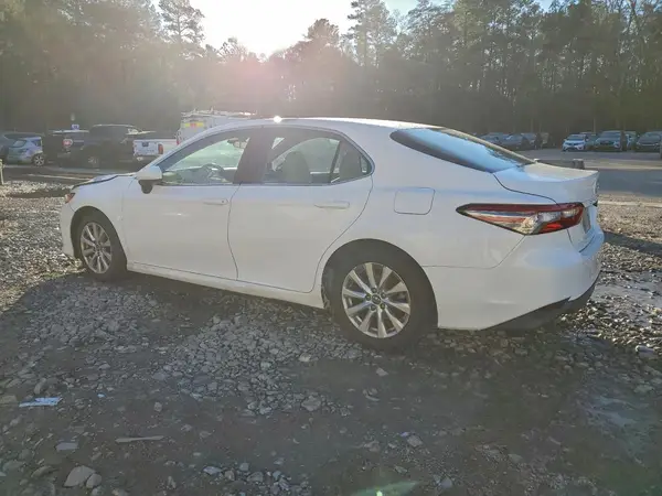 4T1B11HK8JU032122 2018 TOYOTA CAMRY - Image 2