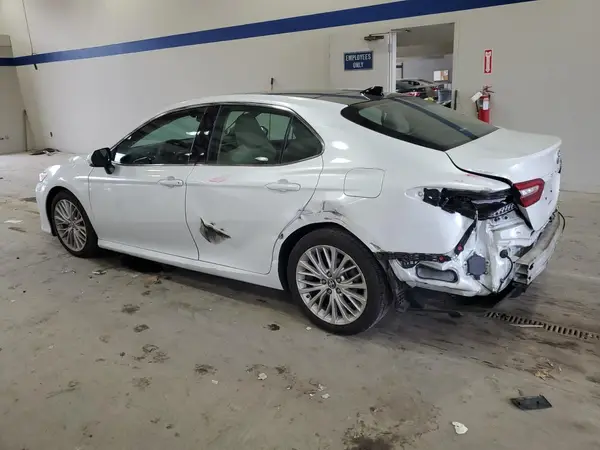 4T1B11HK8JU033304 2018 TOYOTA CAMRY - Image 2