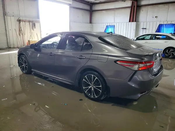 4T1B11HK8JU033447 2018 TOYOTA CAMRY - Image 2