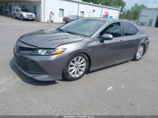 4T1B11HK8JU033674 2018 TOYOTA CAMRY - Image 2