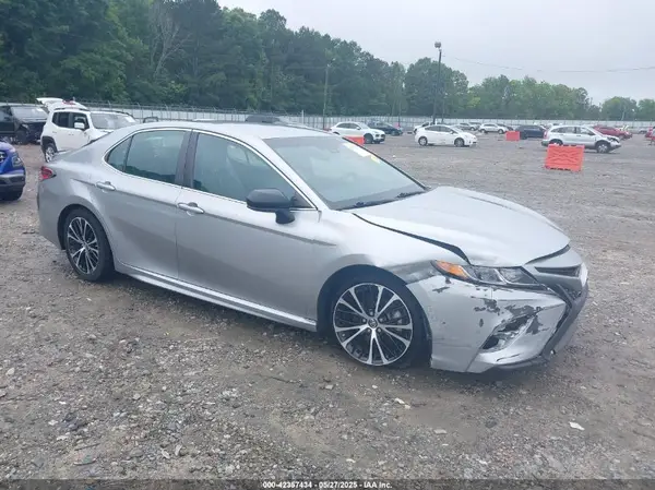 4T1B11HK8JU033819 2018 TOYOTA CAMRY - Image 1