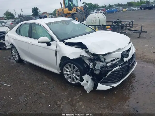 4T1B11HK8JU039006 2018 TOYOTA CAMRY - Image 1