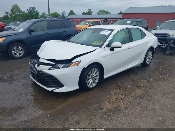 4T1B11HK8JU039006 2018 TOYOTA CAMRY - Image 2