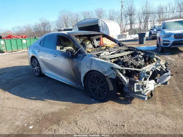 4T1B11HK8JU040009 2018 TOYOTA CAMRY - Image 1