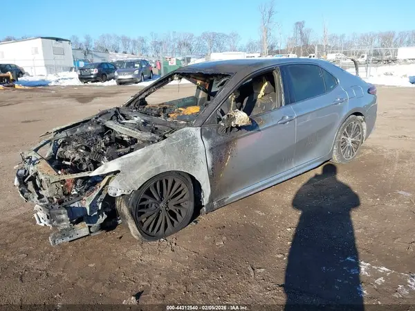 4T1B11HK8JU040009 2018 TOYOTA CAMRY - Image 2