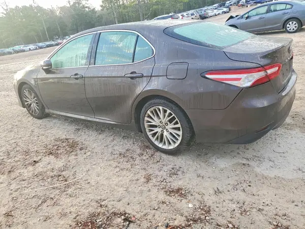 4T1B11HK8JU041189 2018 TOYOTA CAMRY - Image 2