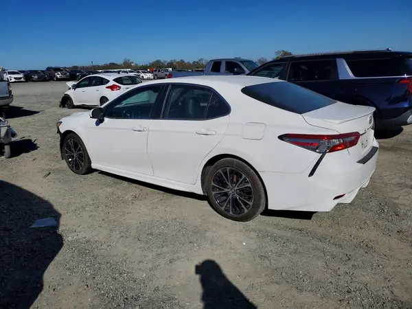 4T1B11HK8JU045985 2018 TOYOTA CAMRY - Image 2