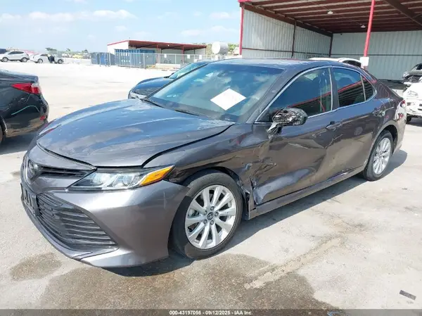 4T1B11HK8JU046733 2018 TOYOTA CAMRY - Image 2