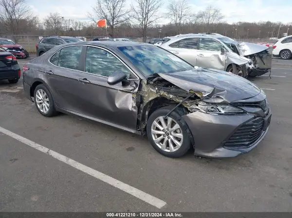 4T1B11HK8JU046828 2018 TOYOTA CAMRY - Image 1