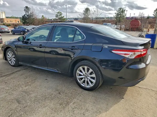 4T1B11HK8JU047803 2018 TOYOTA CAMRY - Image 2