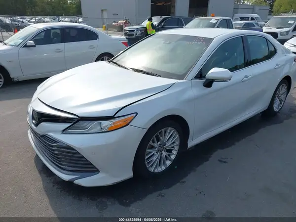 4T1B11HK8JU048045 2018 TOYOTA CAMRY - Image 2