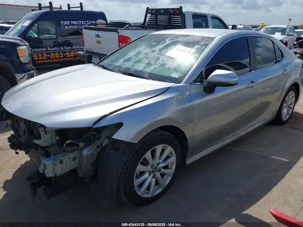 4T1B11HK8JU049230 2018 TOYOTA CAMRY - Image 2