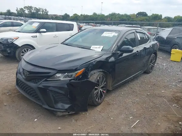 4T1B11HK8JU049759 2018 TOYOTA CAMRY - Image 2