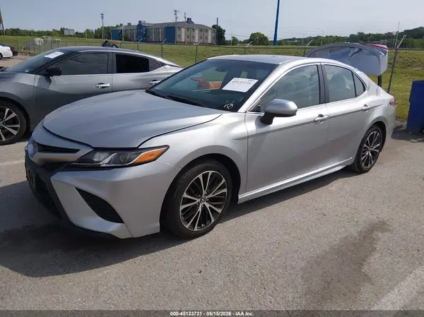 4T1B11HK8JU049907 2018 TOYOTA CAMRY - Image 2