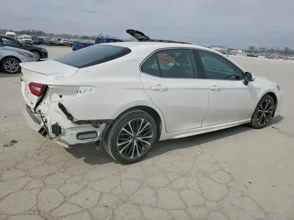 4T1B11HK8JU055075 2018 TOYOTA CAMRY - Image 2