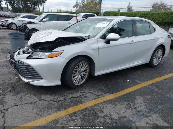 4T1B11HK8JU056923 2018 TOYOTA CAMRY - Image 2