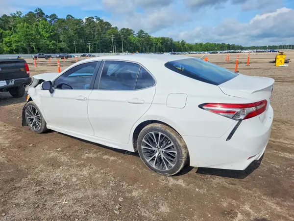 4T1B11HK8JU057604 2018 TOYOTA CAMRY - Image 2