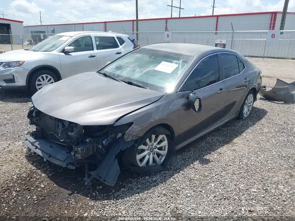 4T1B11HK8JU060681 2018 TOYOTA CAMRY - Image 2