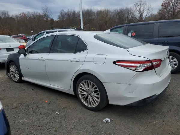 4T1B11HK8JU060714 2018 TOYOTA CAMRY - Image 2