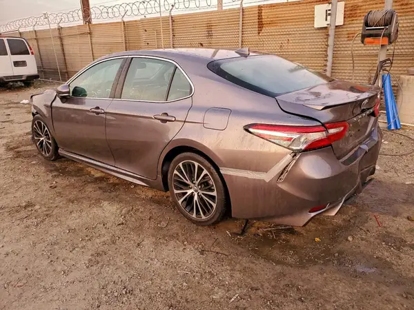 4T1B11HK8JU062933 2018 TOYOTA CAMRY - Image 2