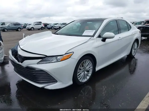 4T1B11HK8JU067078 2018 TOYOTA CAMRY - Image 2