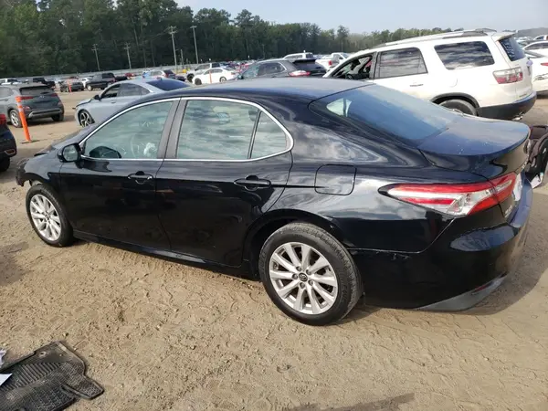 4T1B11HK8JU069753 2018 TOYOTA CAMRY - Image 2