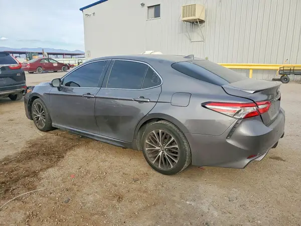 4T1B11HK8JU070112 2018 TOYOTA CAMRY - Image 2