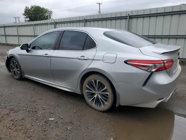 4T1B11HK8JU070563 2018 TOYOTA CAMRY - Image 2