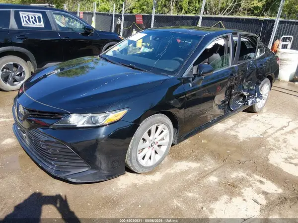 4T1B11HK8JU070644 2018 TOYOTA CAMRY - Image 2