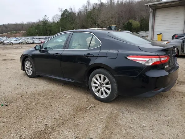 4T1B11HK8JU073530 2018 TOYOTA CAMRY - Image 2