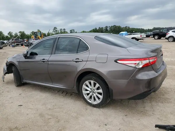 4T1B11HK8JU075391 2018 TOYOTA CAMRY - Image 2