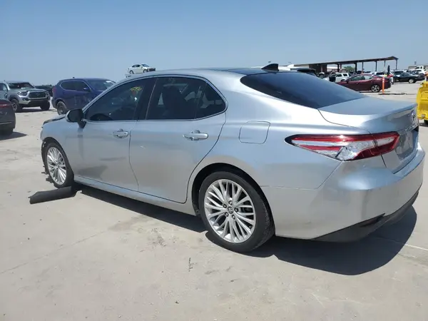 4T1B11HK8JU075620 2018 TOYOTA CAMRY - Image 2