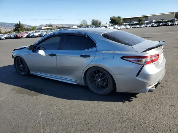 4T1B11HK8JU080185 2018 TOYOTA CAMRY - Image 2
