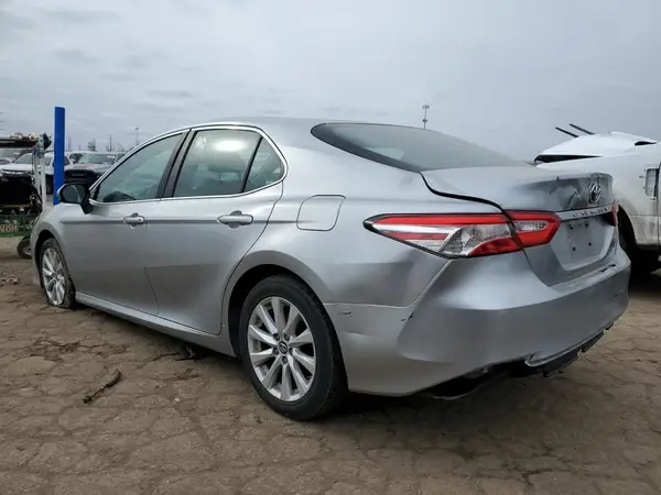 4T1B11HK8JU080655 2018 TOYOTA CAMRY - Image 2
