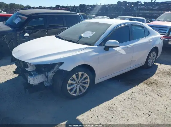 4T1B11HK8JU081319 2018 TOYOTA CAMRY - Image 2