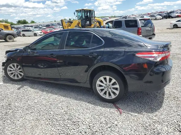 4T1B11HK8JU081711 2018 TOYOTA CAMRY - Image 2