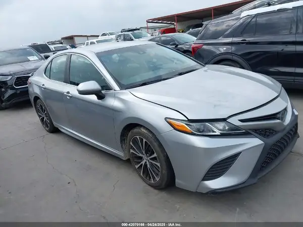 4T1B11HK8JU083071 2018 TOYOTA CAMRY - Image 1