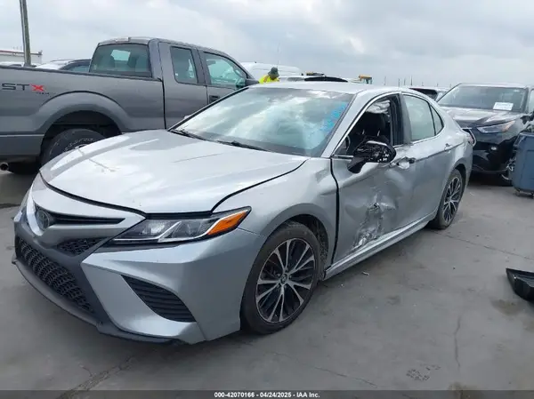 4T1B11HK8JU083071 2018 TOYOTA CAMRY - Image 2