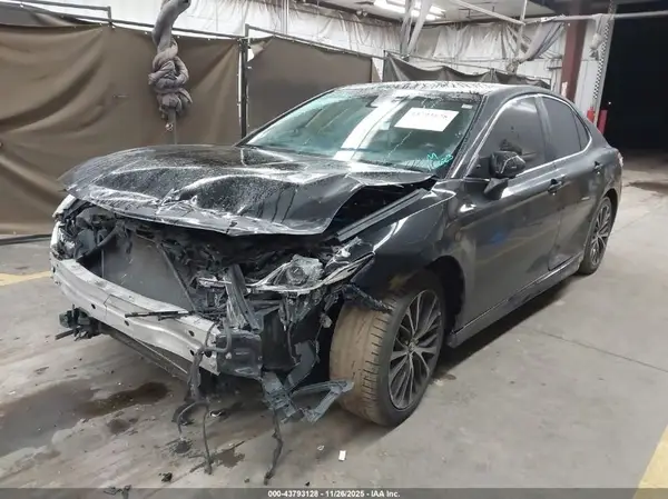 4T1B11HK8JU084575 2018 TOYOTA CAMRY - Image 2